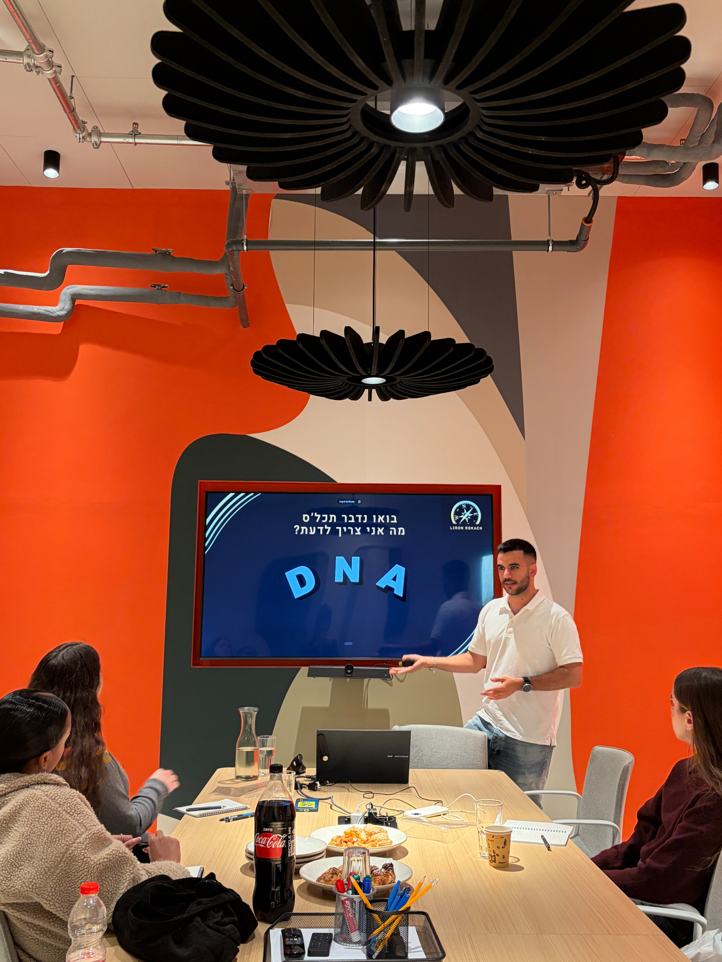 לירון רוקח מציג את שיטת ה-DNA על מסך טלוויזיה
